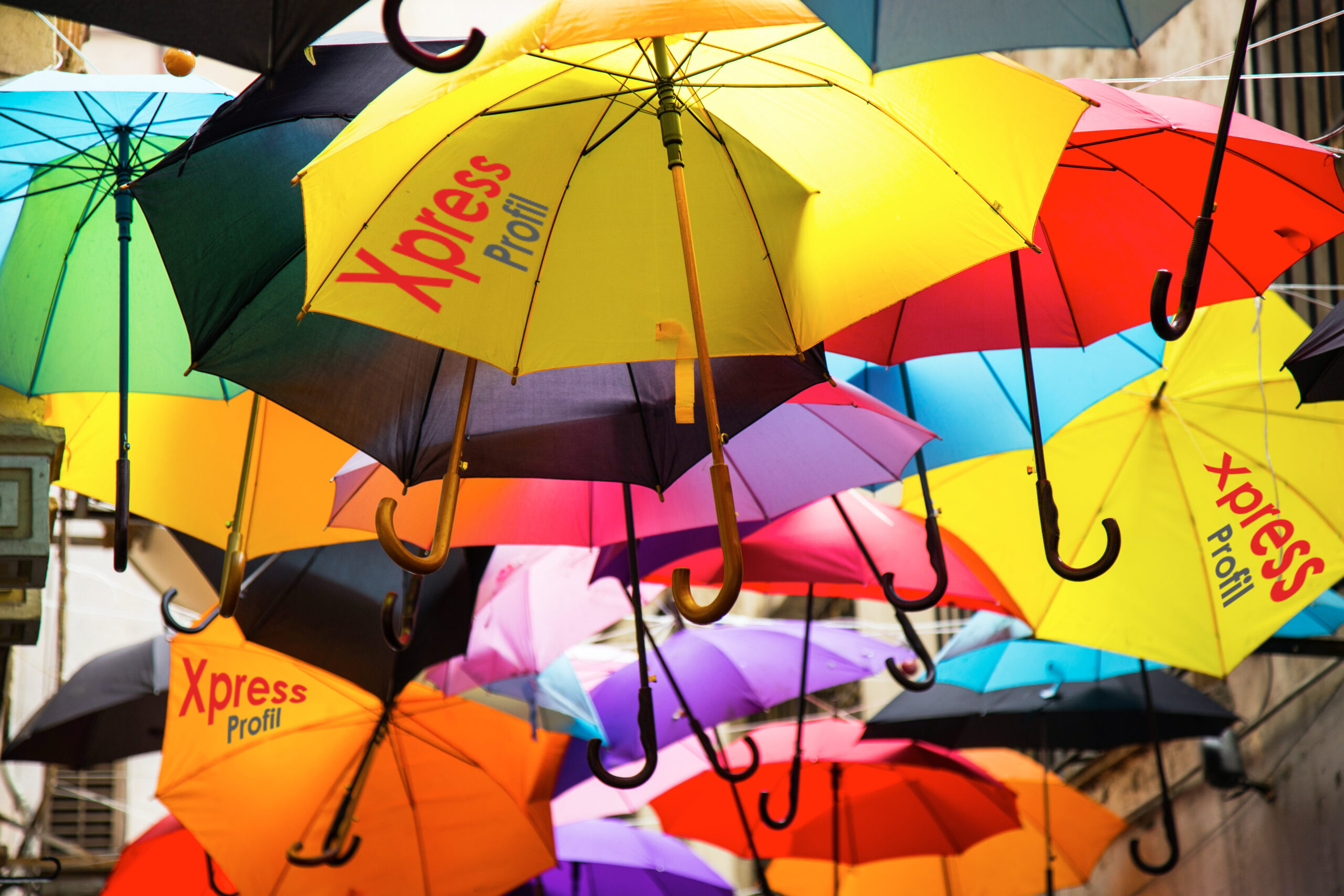 Gjør deg klar for høstregnet med paraply med logotrykk